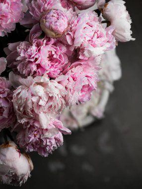 Vazoda pembe piyon demeti ve düz bir bardak.