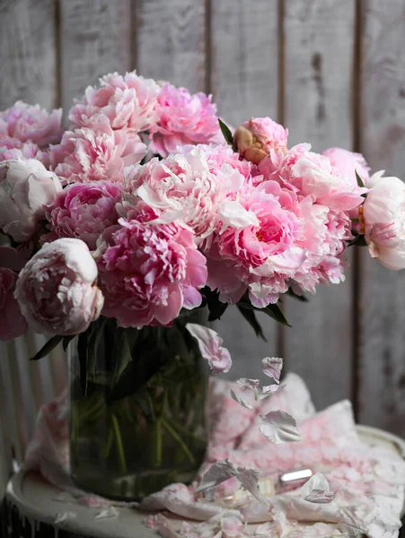 Różowy Bukiet Pions Wazonie Filiżanką Płasko — Zdjęcie stockowe