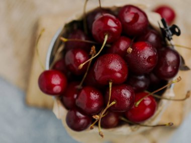Tahtada su damlaları olan kirazlar