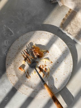 Tabakta kek, ahşap çatalla minimalizm.