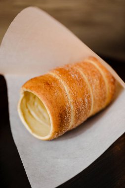 Fındıklı, tuzlu karamel ve kremalı Trdelnik.