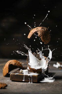 Hindistan cevizi ve hindistan cevizi patlaması efektleri düşürür.