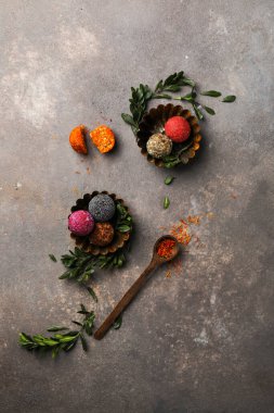 Farklı fındık ve hindistan cevizi serpiştirilmiş meyvelerden elde yapılan çiğ vejetaryen tatlılar ve mantarlar.