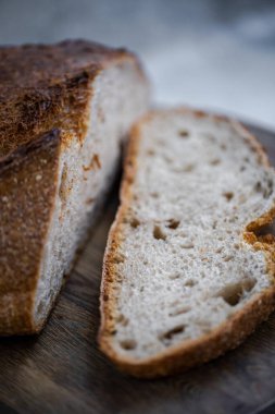 Tahtada koyu ekmek dilimleri