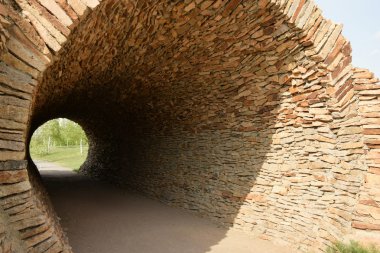 parkta dekoratif tünel