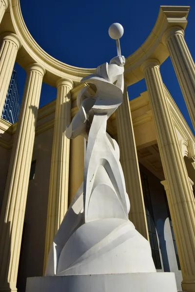 Une statue en pierre de style abstrait à l'intérieur d'une demi-rotonde — Photo