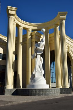 Taş Heykel yarım rotunda içinde soyut tarzda