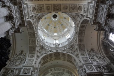 Münih, Bavyera, Almanya - 08.07.2021: Münih 'teki Barok Tiyatrosu (Tiyatro Kilisesi)