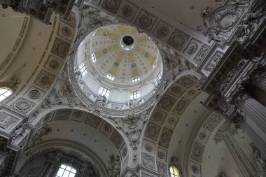 Münih, Bavyera, Almanya - 08.07.2021: Münih 'teki Barok Tiyatrosu (Tiyatro Kilisesi)