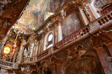 Münih, Bavyera, Almanya - 08.07.2021: Şehir merkezinde Rokoko tarzında St. Asam Kilisesi 'nin (ASAMKIRCHE) iç görünümü