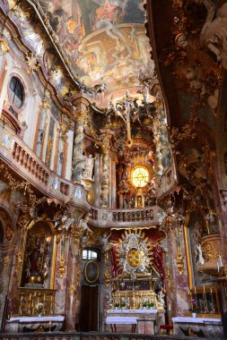 Münih, Bavyera, Almanya - 08.07.2021: Şehir merkezinde Rokoko tarzında St. Asam Kilisesi 'nin (ASAMKIRCHE) iç görünümü
