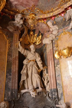 Münih, Bavyera, Almanya - 08.07.2021: Şehir merkezinde Rokoko tarzında St. Asam Kilisesi 'nin (ASAMKIRCHE) iç görünümü