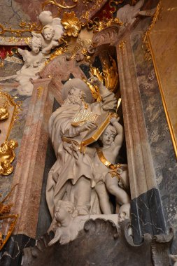 Münih, Bavyera, Almanya - 08.07.2021: Şehir merkezinde Rokoko tarzında St. Asam Kilisesi 'nin (ASAMKIRCHE) iç görünümü