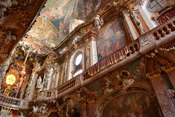 Münih, Bavyera, Almanya - 08.07.2021: Şehir merkezinde Rokoko tarzında St. Asam Kilisesi 'nin (ASAMKIRCHE) iç görünümü