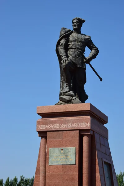 Пам'ятник uly momysh герой війни, в Астані, Казахстан — стокове фото