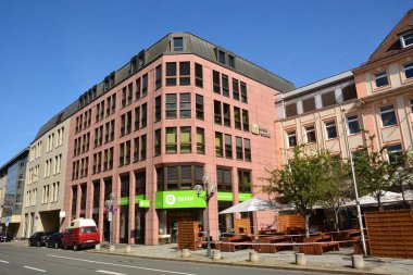 Nuremberg, Almanya 08.24.2021: Günbatımında Almanya 'nın Bavyera kentindeki modern binalar