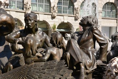 Nuremberg, Bavyera, Almanya 08.24.2021: Evlilik Atlıkarınca çeşmesinin manzarası (Ehekarussel)