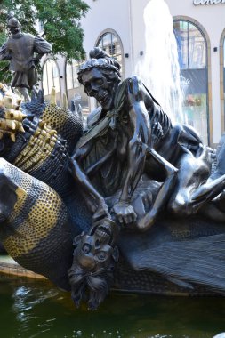 Nuremberg, Bavyera, Almanya 08.24.2021: Evlilik Atlıkarınca çeşmesinin manzarası (Ehekarussel)