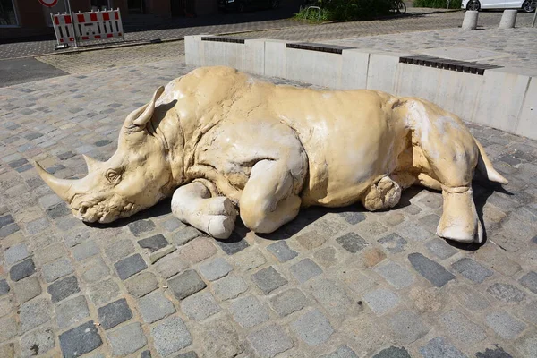 Nuremberg Baviera Alemania 2021 Escultura Con Rinoceronte Dormido — Foto de Stock