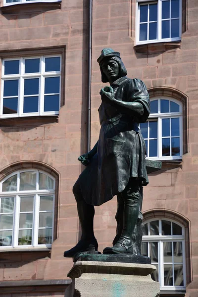 ドイツ バイエルン州ニュルンベルク 2021 中世の衣服を身に着けて立つ若い男の像 — ストック写真