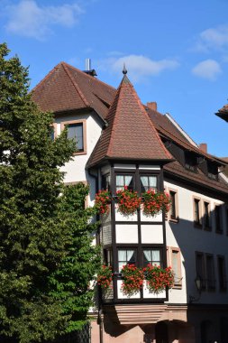 Nuremberg, Almanya 08.24.2021: Almanya 'nın Bavyera kentindeki Nuremberg şehrinde köşe penceresi olan tarihi yarım kereste binası