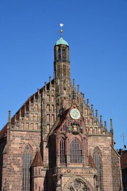 Nuremberg, Bavyera, Almanya 08.24.2021: Nürnberg 'de gotik tarzda Bakire Meryem Kilisesi (FRAUENKIRCHE))