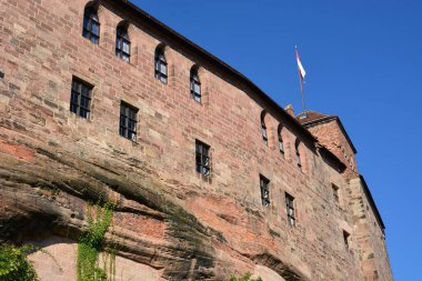 Nuremberg, Bavyera, Almanya 08.24.2021: Nürnberg (Nrnberg) şehrindeki İmparatorluk Kalesi 'ne (KAISERBURG) bakınız)