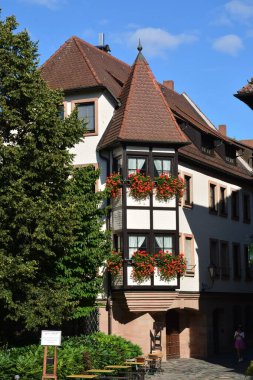 Nuremberg, Almanya 08.24.2021: Almanya 'nın Bavyera kentindeki Nuremberg şehrinde köşe penceresi olan tarihi yarım kereste binası