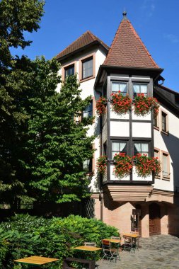 Nuremberg, Almanya 08.24.2021: Almanya 'nın Bavyera kentindeki Nuremberg şehrinde köşe penceresi olan tarihi yarım kereste binası