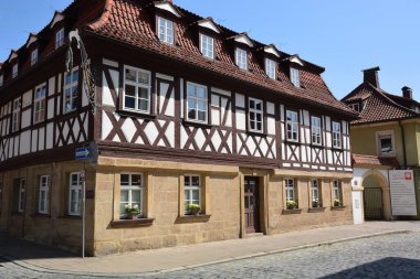 Kronach, Almanya 07.18.2021: Almanya 'nın Yukarı Franconia bölgesinde Kronach, Bavyera' da bulunan tarihi binalar
