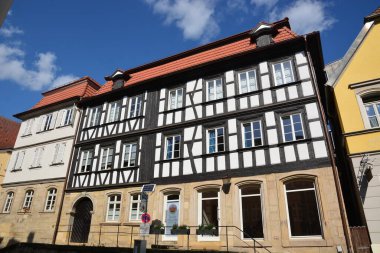 Kronach, Almanya 07.18.2021: Almanya 'nın Yukarı Franconia bölgesinde Kronach, Bavyera' da bulunan tarihi binalar