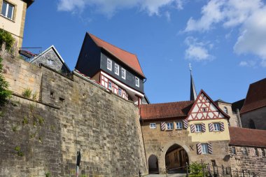 Kronach, Almanya 07.18.2021: Almanya 'nın Yukarı Franconia bölgesinde Kronach, Bavyera' da bulunan tarihi binalar