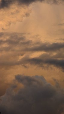 Koyu ve kırmızı bulutlu dramatik gökyüzü