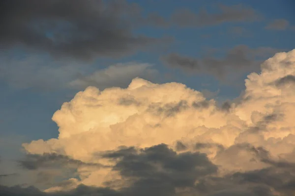 Hermoso Cielo Con Nubes Blancas — Foto de Stock