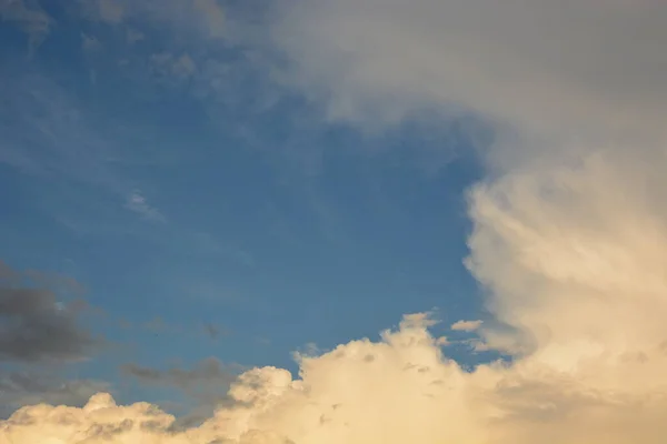 Nuvens Céu Azul Com Fundo Branco — Fotografia de Stock