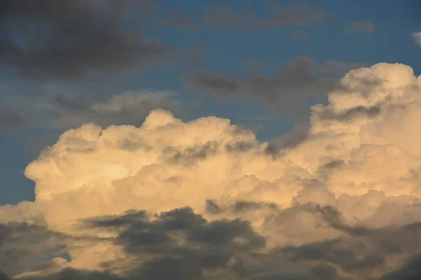 Прекрасне Небо Хмарою — стокове фото