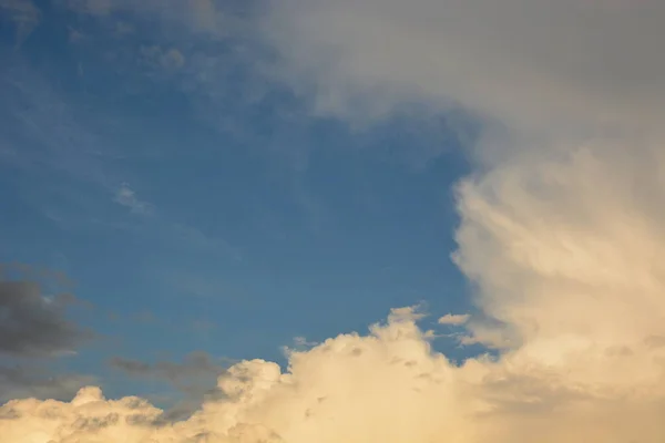 Блакитне Небо Фоном Хмар — стокове фото