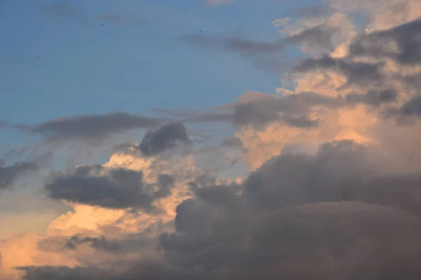 Céu Dramático Com Nuvens Belo Verão Paisagem Fundo Com Tempo — Fotografia de Stock