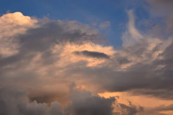 Napégbolt Felhőkkel Napnyugtakor — Stock Fotó