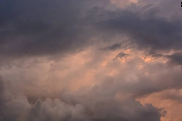 Langit Dramatis Dengan Awan Awan Mendung — Stok Foto