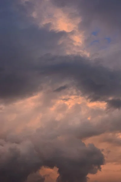 Dramatis Matahari Terbit Dengan Awan — Stok Foto
