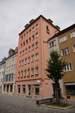 Augsburg, Bavyera, Swabia bölgesi, Almanya 07.24.2021: Augsburg kentindeki tarihi binalar