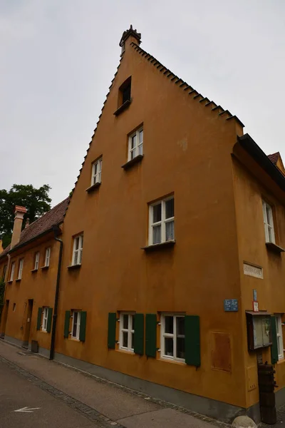 バイエルン州アウクスブルク2021年7月24日 歴史的建造物群の眺めFuggerei 16世紀に設立された最初の社会住宅街 — ストック写真