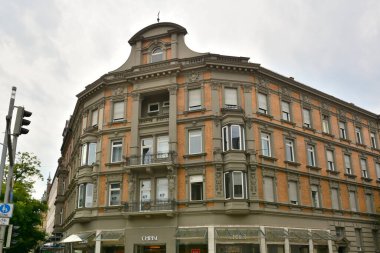 Augsburg, Bavyera, Swabia bölgesi, Almanya 07.24.2021: Augsburg kentindeki tarihi binalar