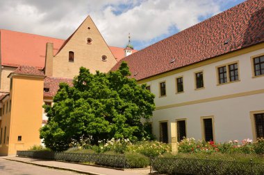 Regensburg, Bavyera, Almanya 2021.07.31: Regensburg, Bavyera, Almanya 'daki tarihi binalar