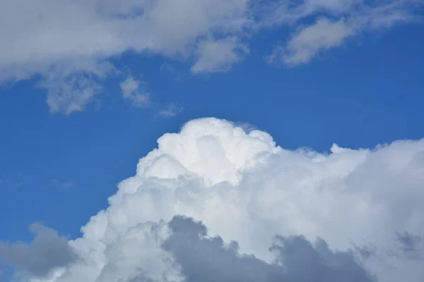 Langit Dengan Awan Dan Langit Biru Latar Belakang Teks Anda — Stok Foto