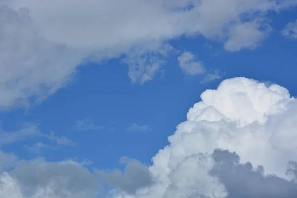 Céu Azul Com Nuvens — Fotografia de Stock