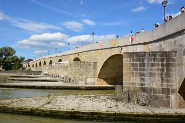 Regensburg, Bavyera, Almanya - 07.31.2021: Regensburg 'daki Tarihi Taş Köprü