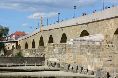 Regensburg, Bavyera, Almanya - 07.31.2021: Regensburg 'daki Tarihi Taş Köprü