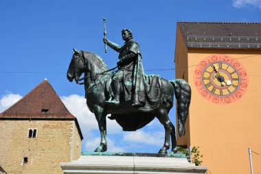 Regensburg, Bavyera, Almanya 2021.07.31: Almanya 'nın Bavyera kentindeki Bavyera Kralı I. Ludwig' in Binicilik heykeli
